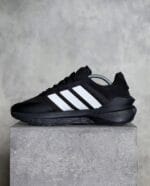 ⁦Adidas Avryn Shoes Black⁩ - الصورة ⁦2⁩